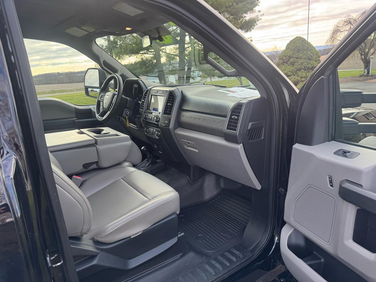 Ford Super Duty F-550 DRW XL 4WD Reg Cab 169" WB 84" CA 2018