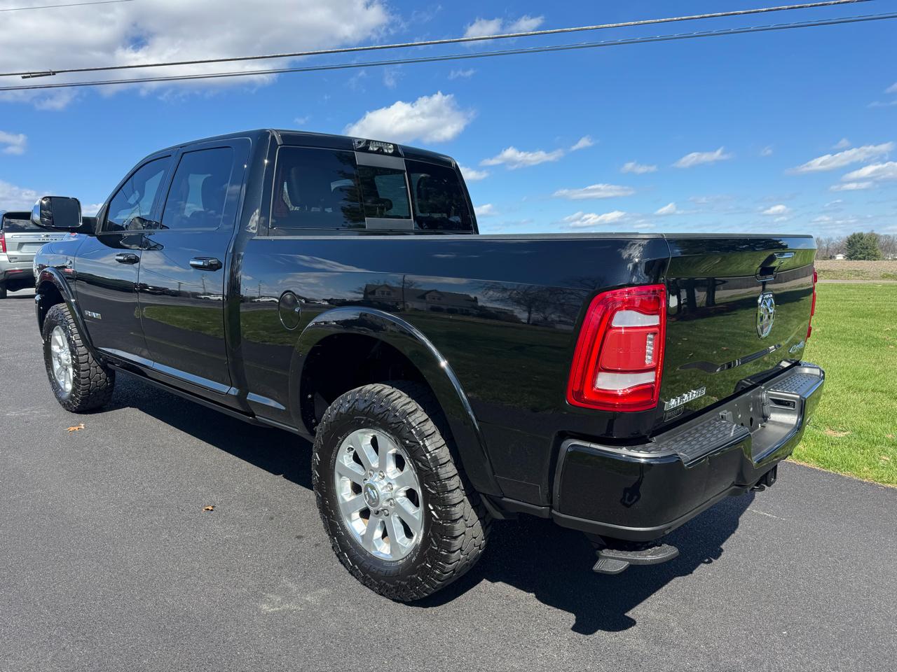 RAM 3500 Laramie 4x4 Crew Cab 6'4" Box 2022