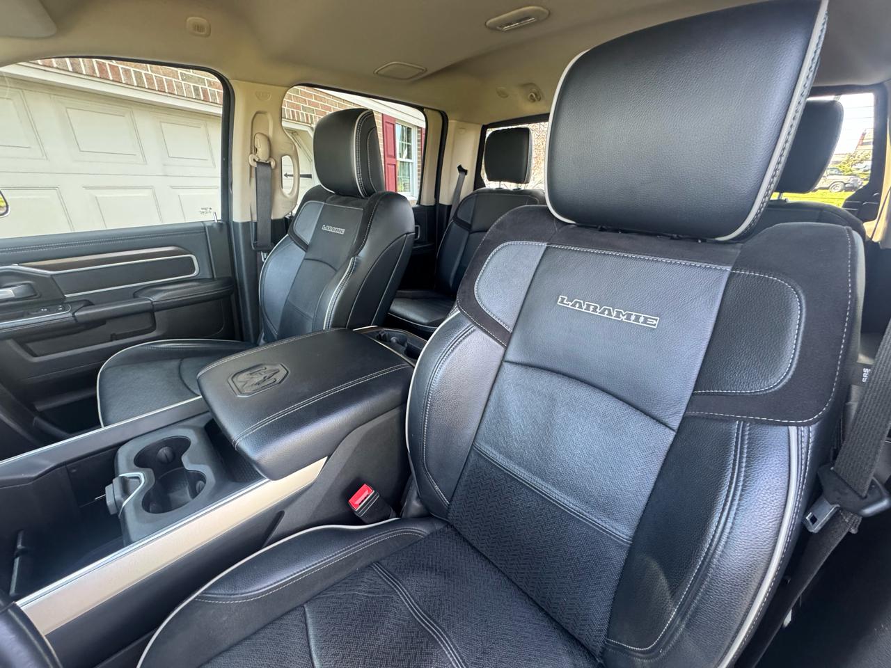 RAM 3500 Laramie 4x4 Crew Cab 6'4" Box 2022