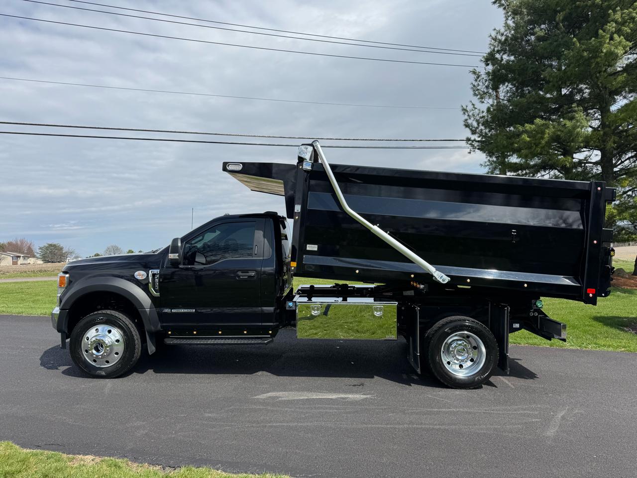 Ford Super Duty F-600 DRW XLT 4WD Reg Cab 169" WB 84" CA 2022