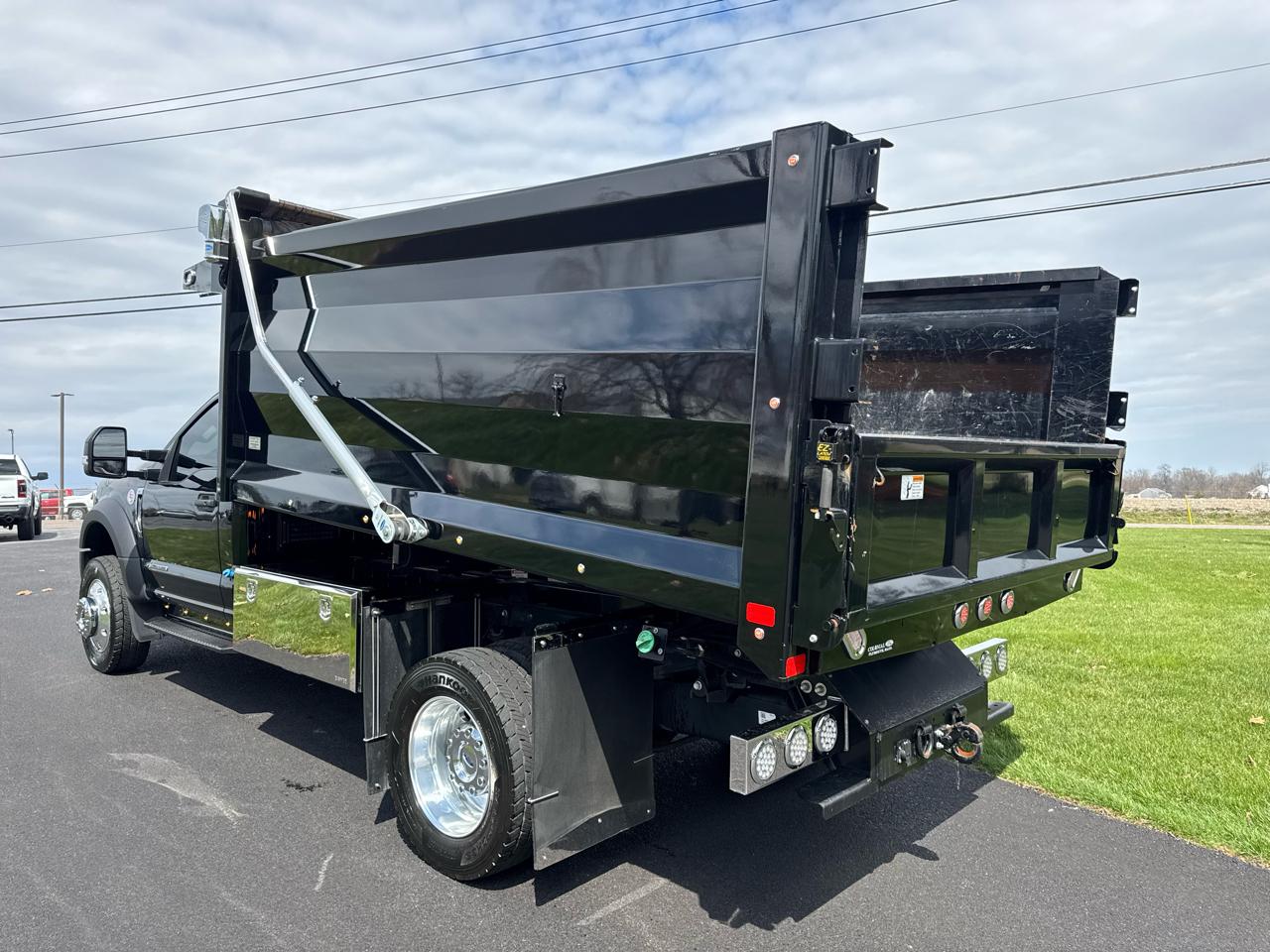 Ford Super Duty F-600 DRW XLT 4WD Reg Cab 169" WB 84" CA 2022