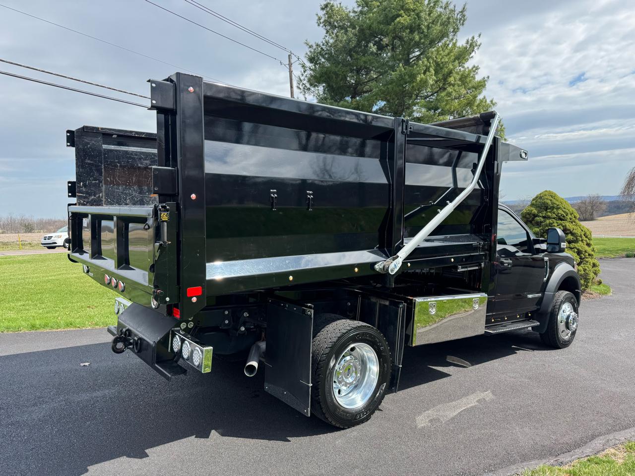Ford Super Duty F-600 DRW XLT 4WD Reg Cab 169" WB 84" CA 2022
