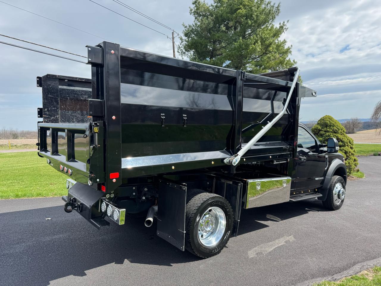 Ford Super Duty F-600 DRW XLT 4WD Reg Cab 169" WB 84" CA 2022