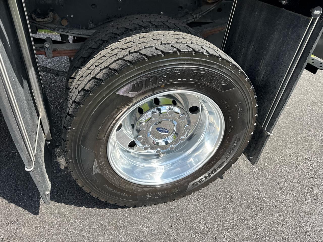 Ford Super Duty F-600 DRW XLT 4WD Reg Cab 169" WB 84" CA 2022