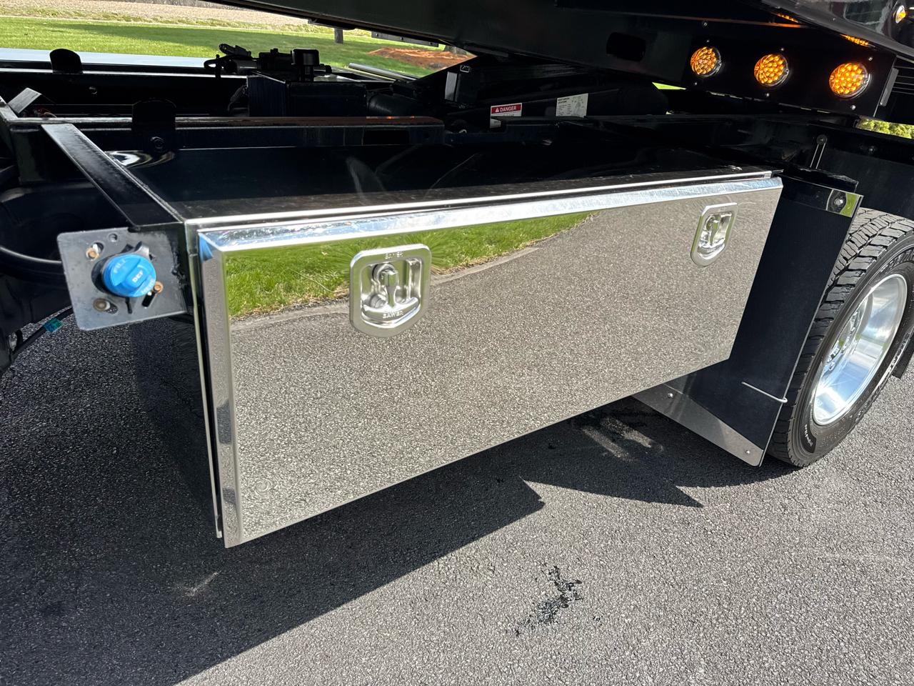 Ford Super Duty F-600 DRW XLT 4WD Reg Cab 169" WB 84" CA 2022