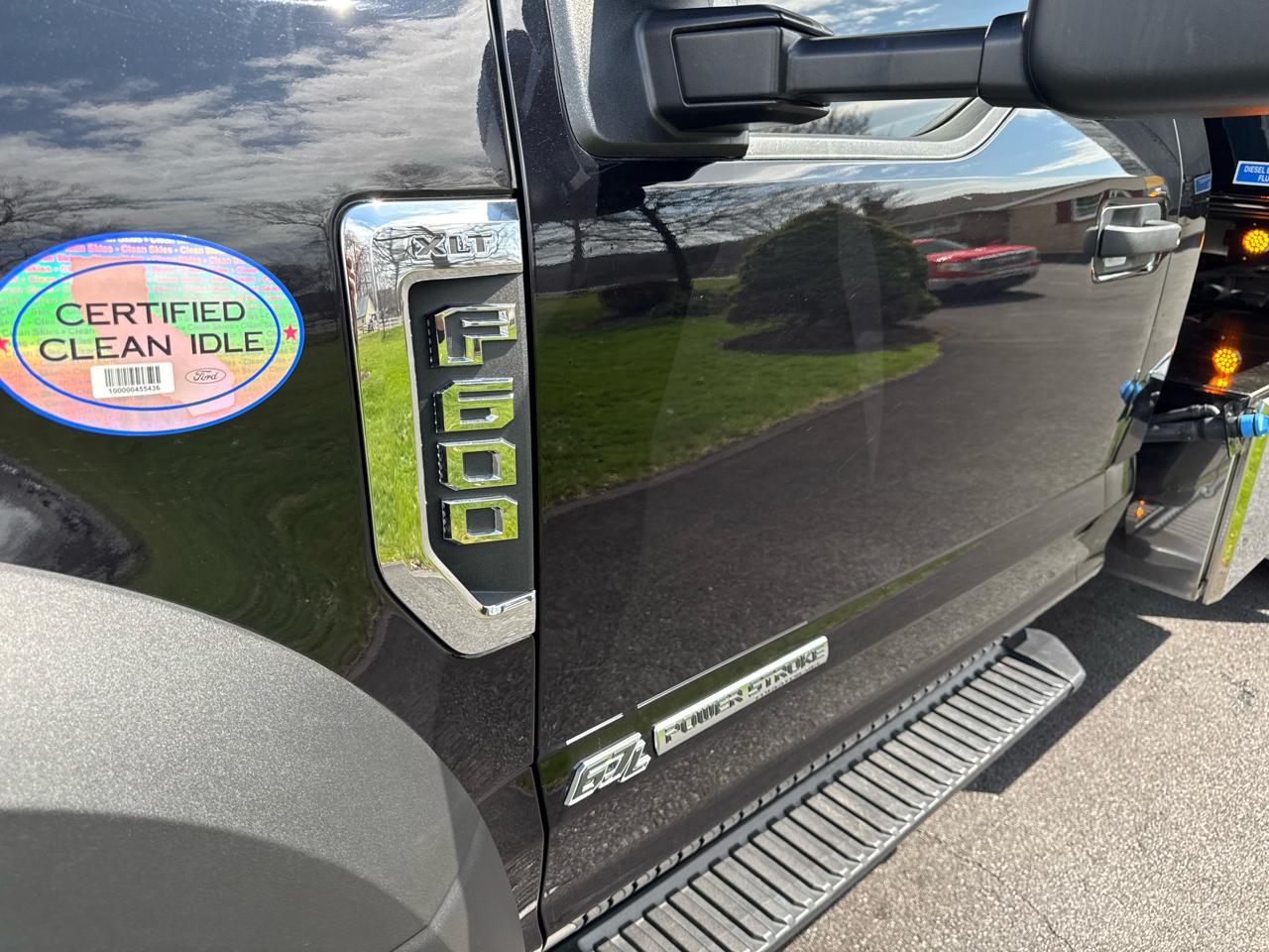 Ford Super Duty F-600 DRW XLT 4WD Reg Cab 169" WB 84" CA 2022