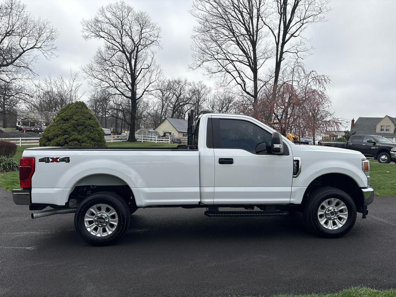 Ford Super Duty F-350 SRW XLT 4WD Reg Cab 8' Box 2022