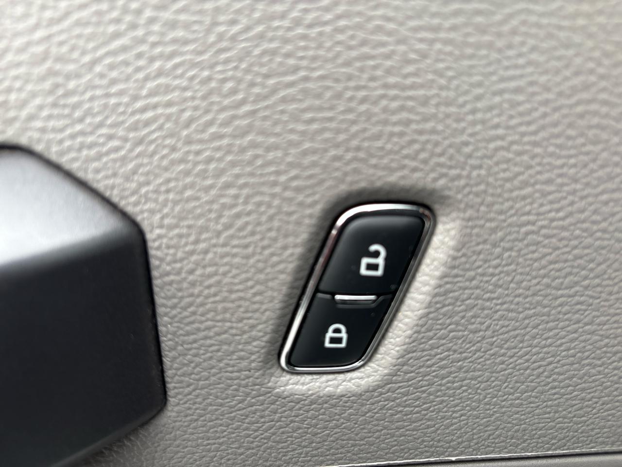 Ford Super Duty F-350 SRW XLT 4WD Reg Cab 8' Box 2022