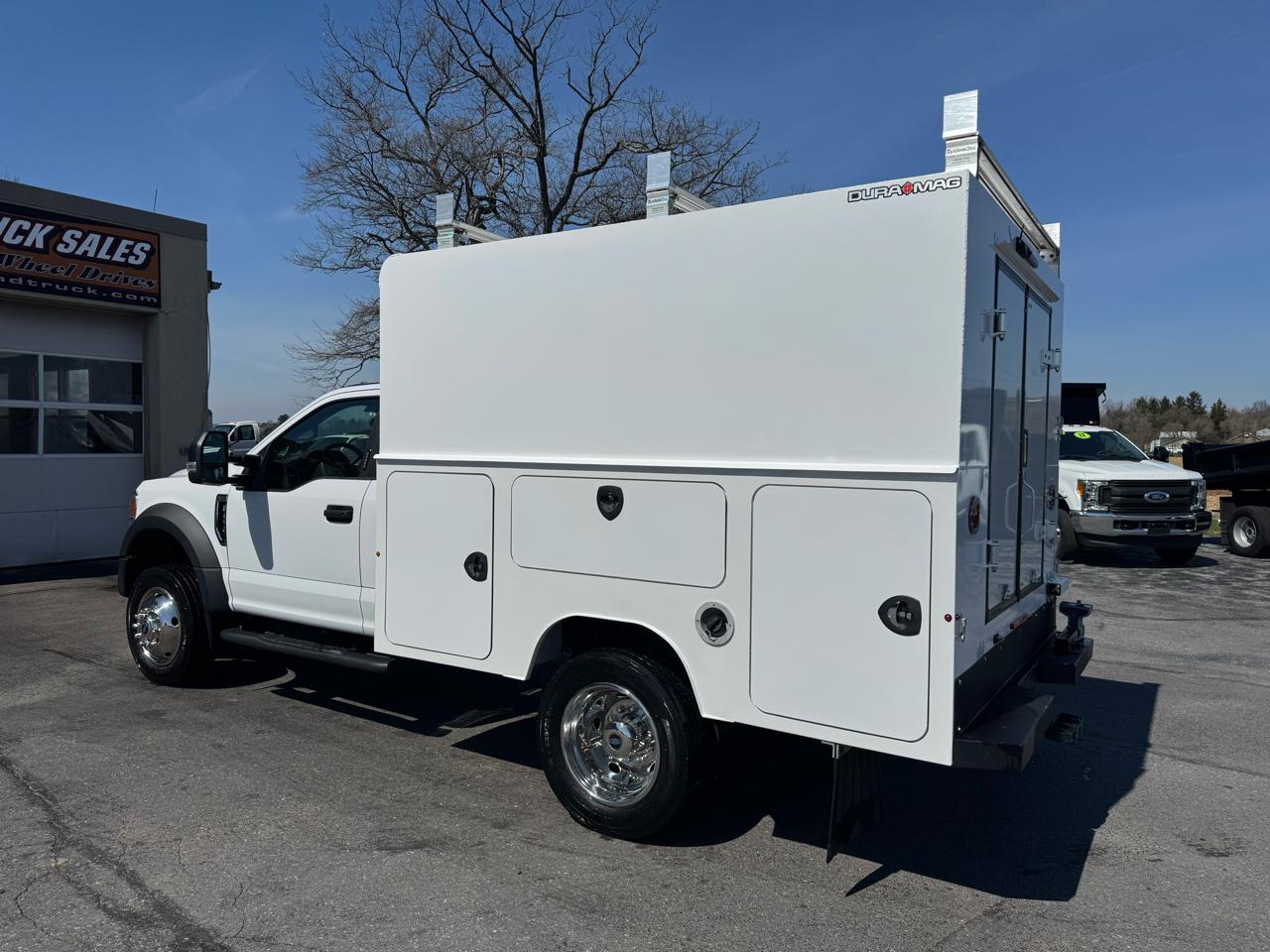 Ford Super Duty F-450 DRW XLT 4WD Reg Cab 145" WB 60" CA XLT 2022