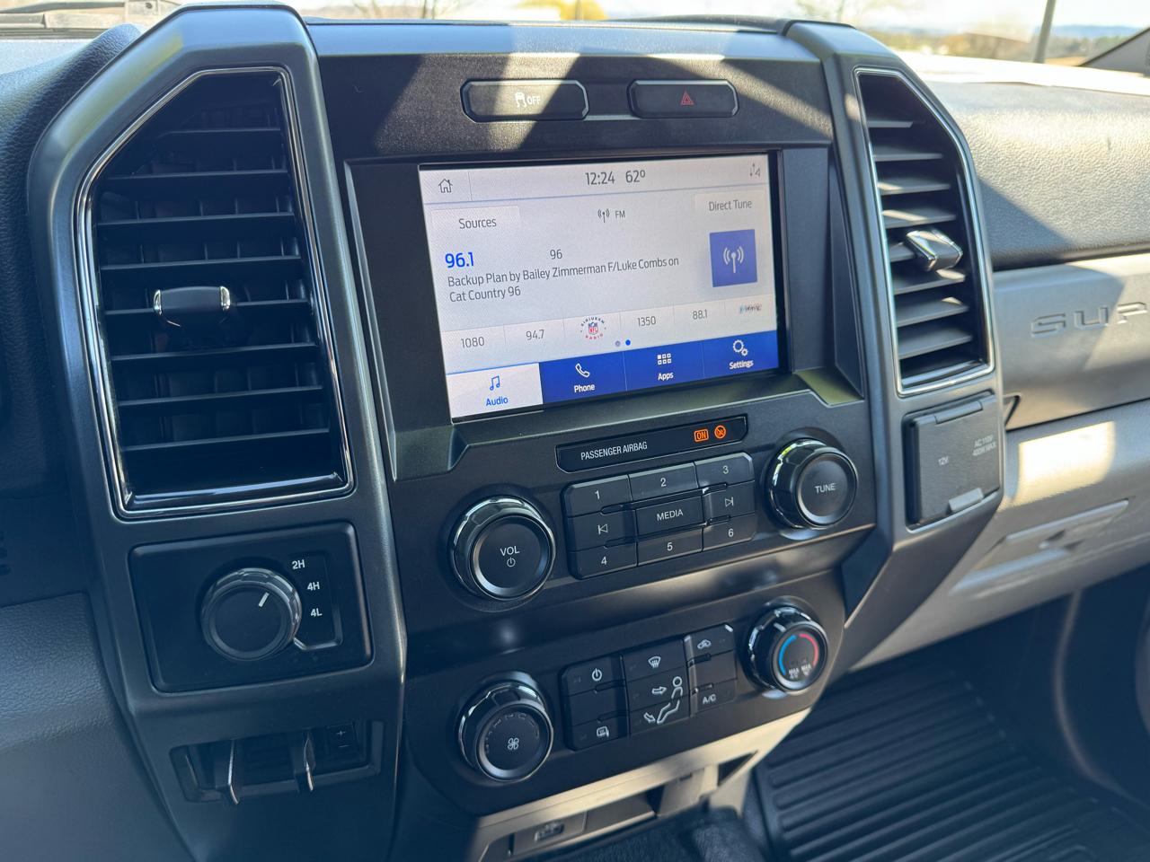 Ford Super Duty F-450 DRW XLT 4WD Reg Cab 145" WB 60" CA XLT 2022