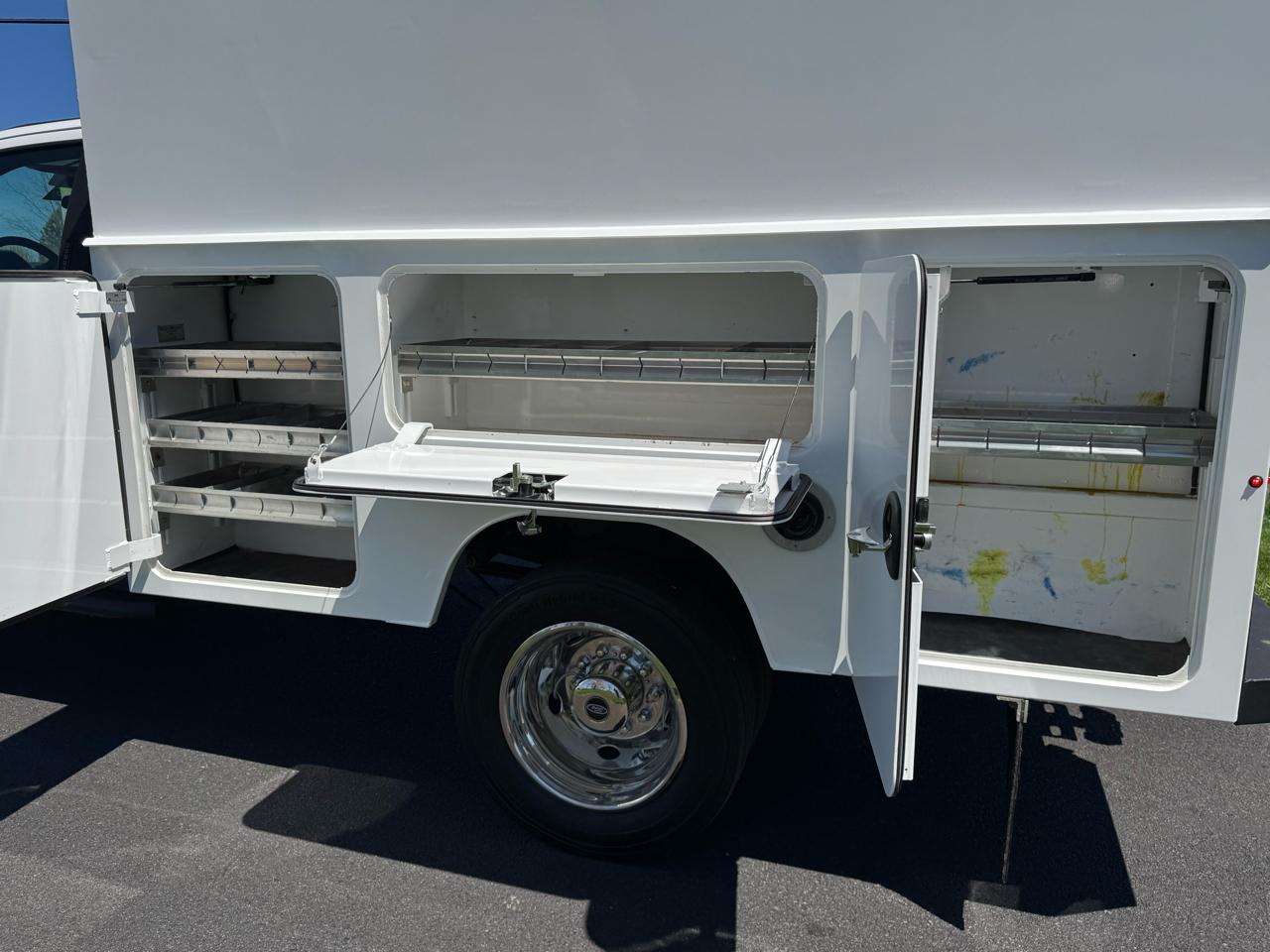 Ford Super Duty F-450 DRW XLT 4WD Reg Cab 145" WB 60" CA XLT 2022