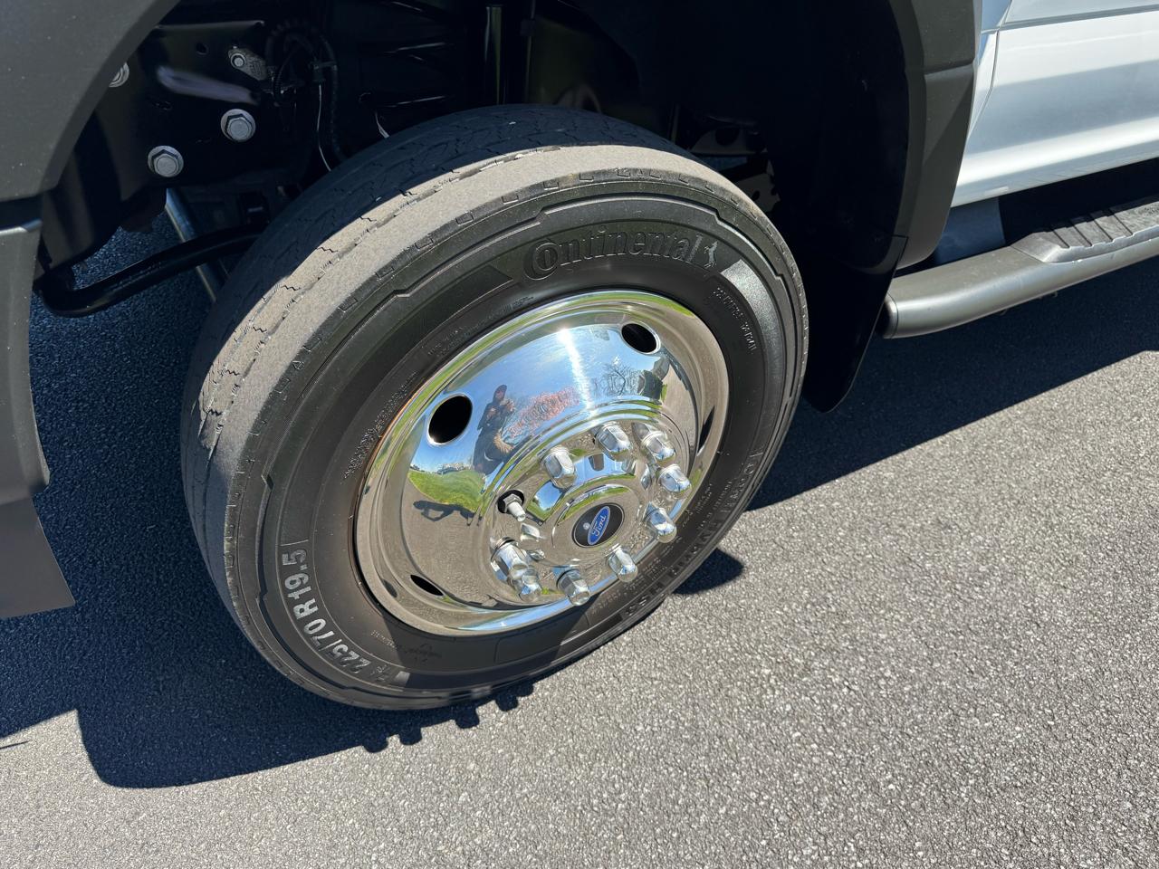 Ford Super Duty F-450 DRW XLT 4WD Reg Cab 145" WB 60" CA XLT 2022