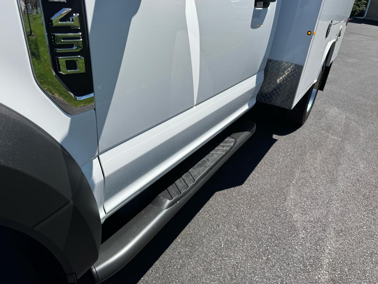 Ford Super Duty F-450 DRW XLT 4WD Reg Cab 145" WB 60" CA XLT 2022