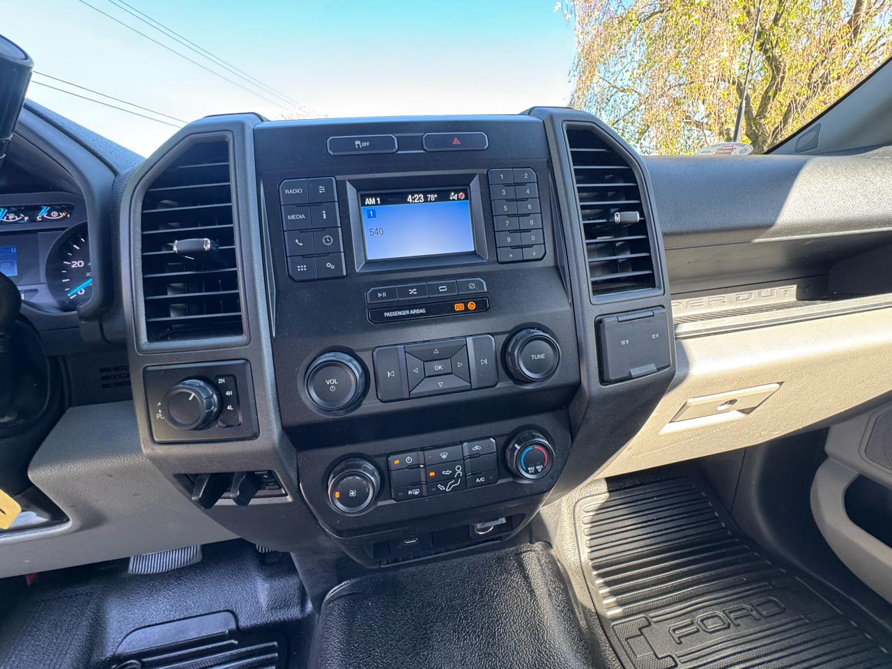 Ford Super Duty F-250 SRW XL 4WD Reg Cab 8' Box 2022