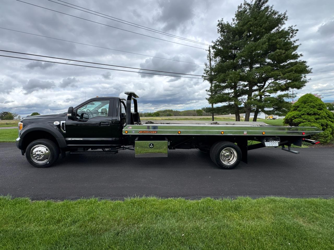 Ford Super Duty F-550 DRW XL 4WD Reg Cab 145" WB 60" CA 2017
