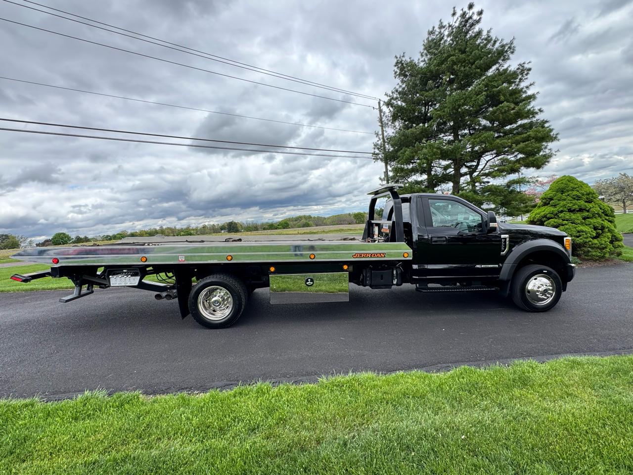 Ford Super Duty F-550 DRW XL 4WD Reg Cab 145" WB 60" CA 2017