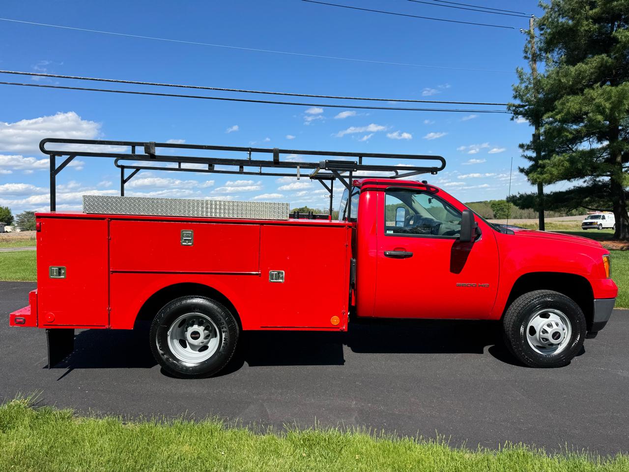 GMC Sierra 3500HD 2WD Reg Cab 137.5" WB, 59.8" CA WT 2011