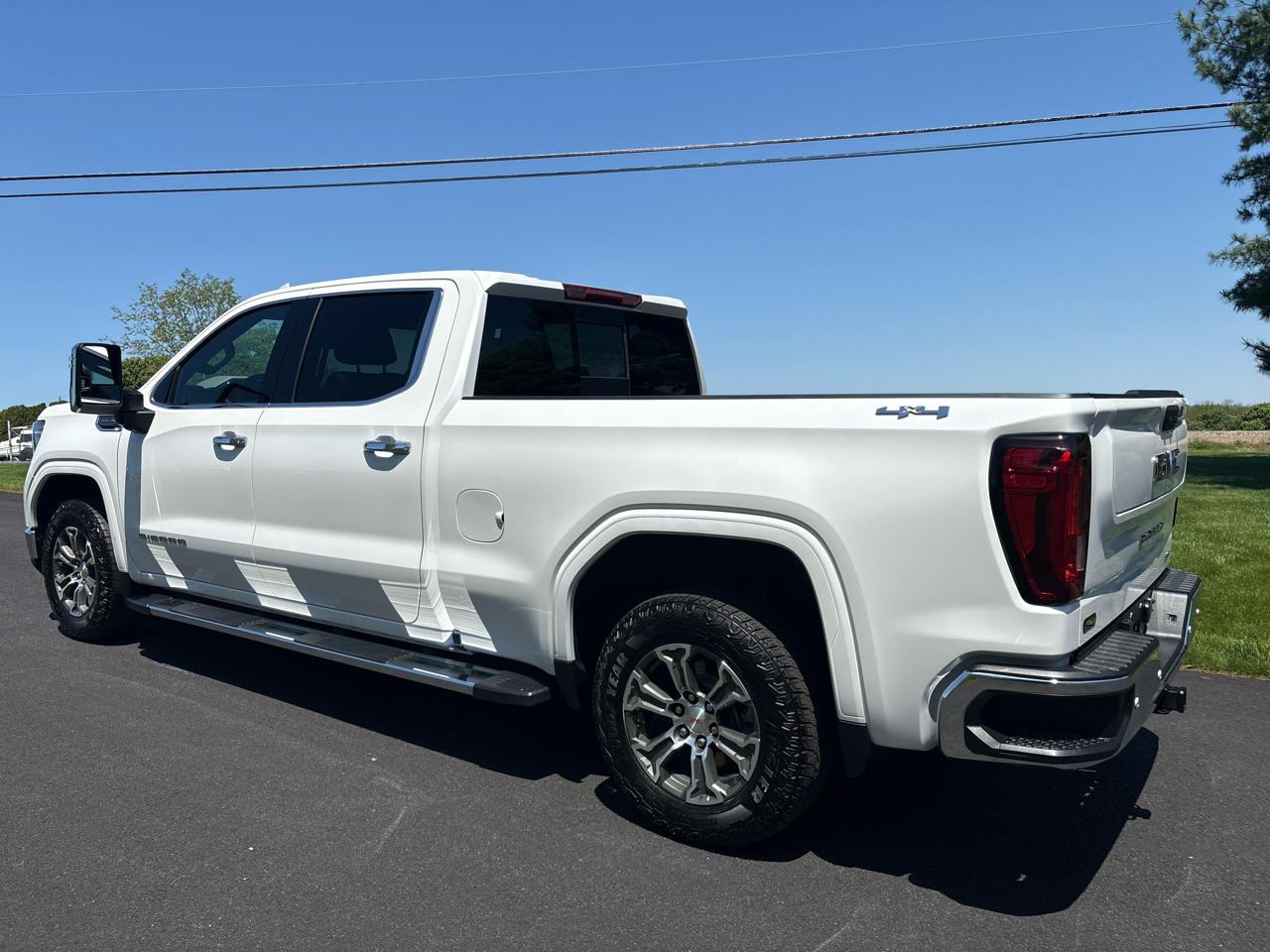 GMC Sierra 1500 4WD Crew Cab 157" SLT 2024