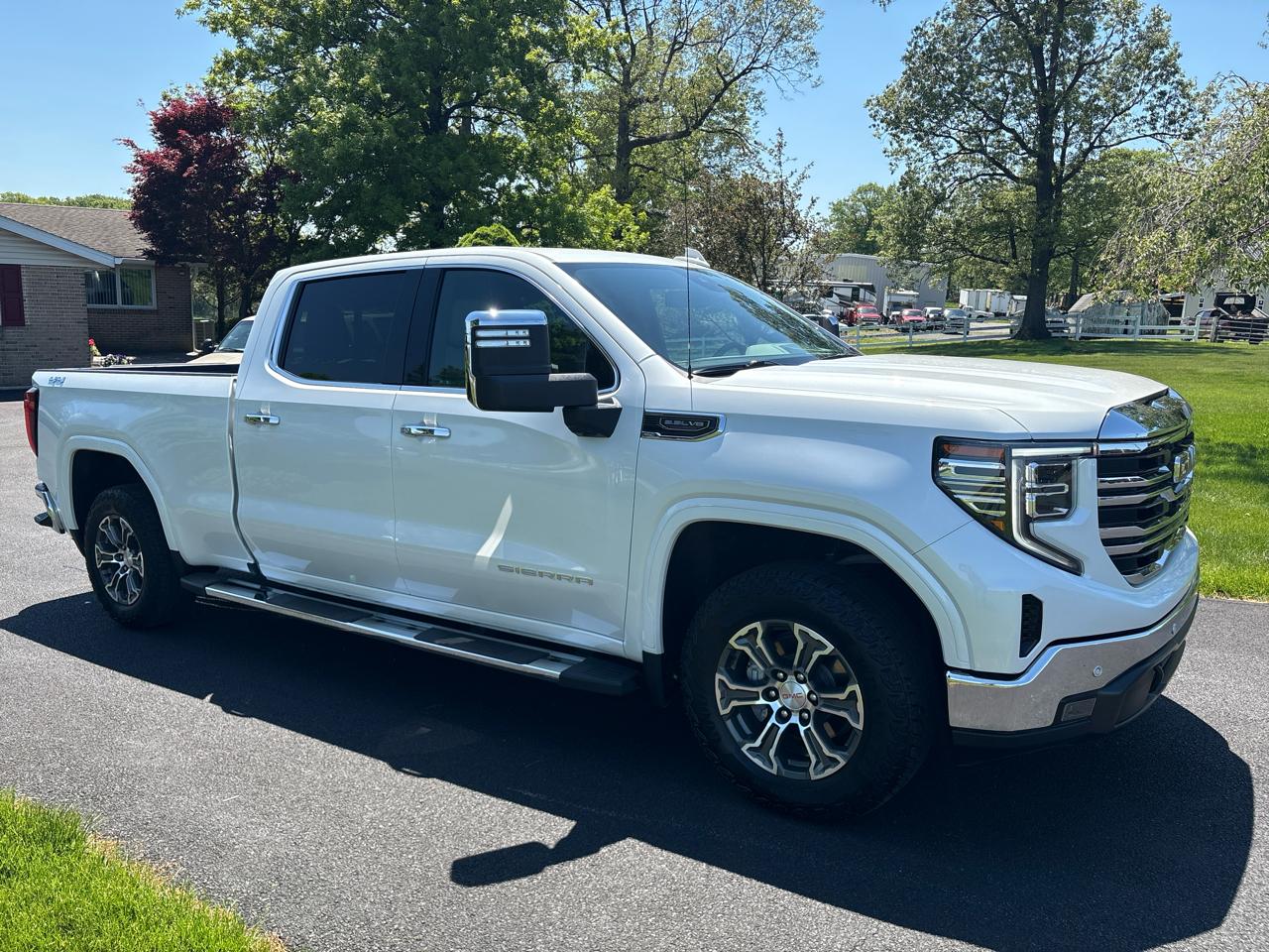 GMC Sierra 1500 4WD Crew Cab 157" SLT 2024