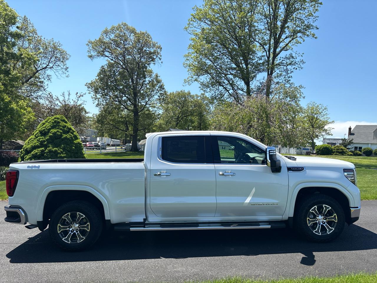 GMC Sierra 1500 4WD Crew Cab 157" SLT 2024