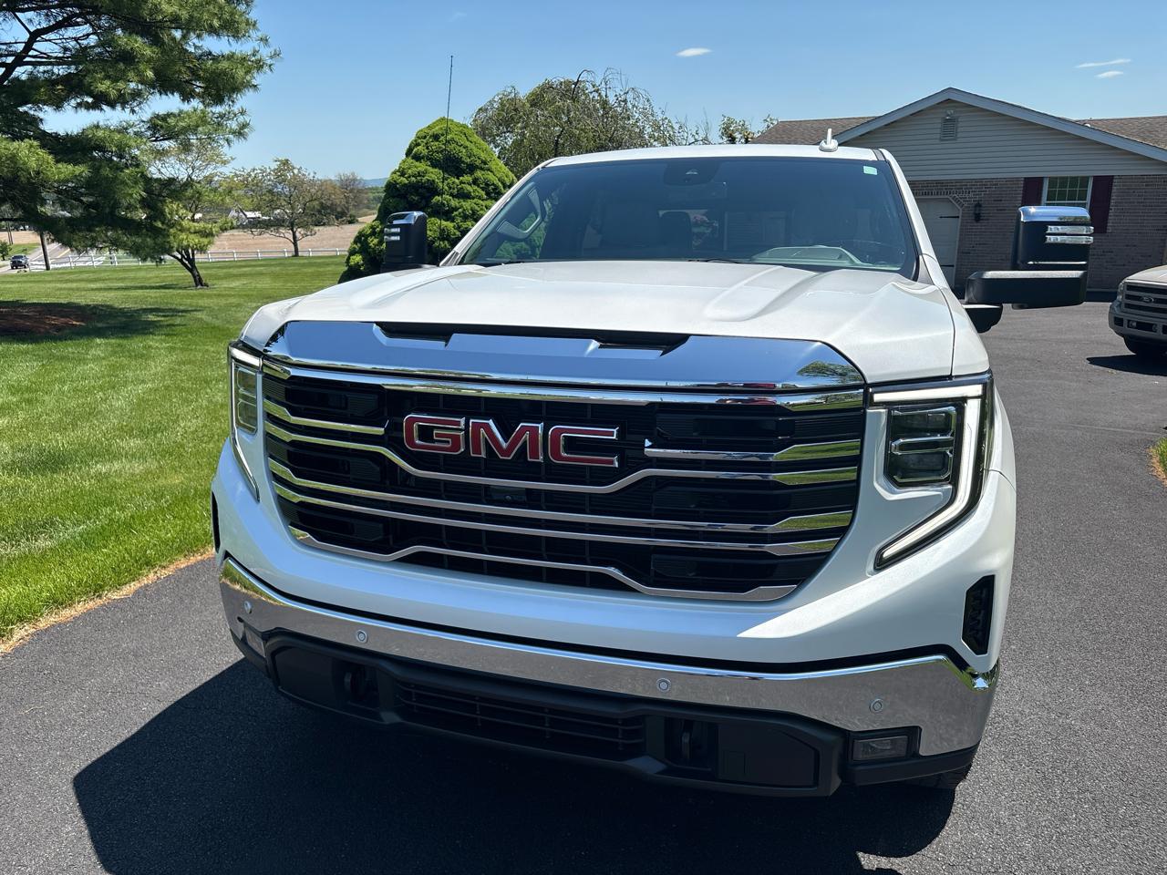 GMC Sierra 1500 4WD Crew Cab 157" SLT 2024