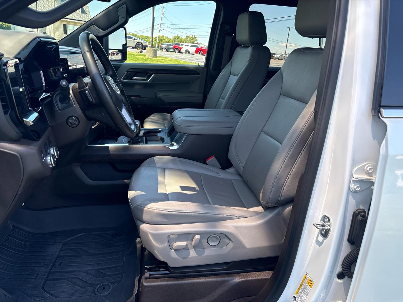 GMC Sierra 1500 4WD Crew Cab 157" SLT 2024