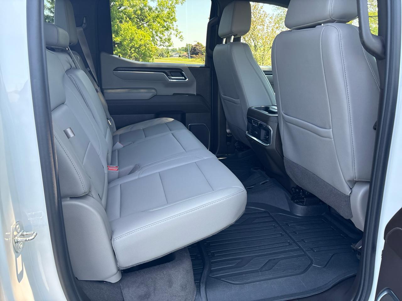GMC Sierra 1500 4WD Crew Cab 157" SLT 2024