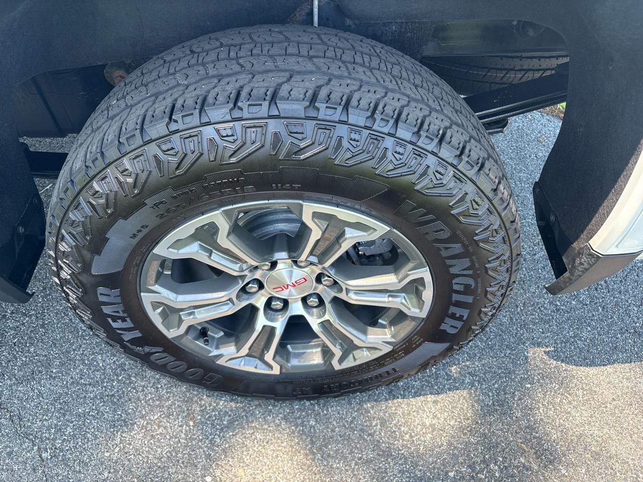 GMC Sierra 1500 4WD Crew Cab 157" SLT 2024
