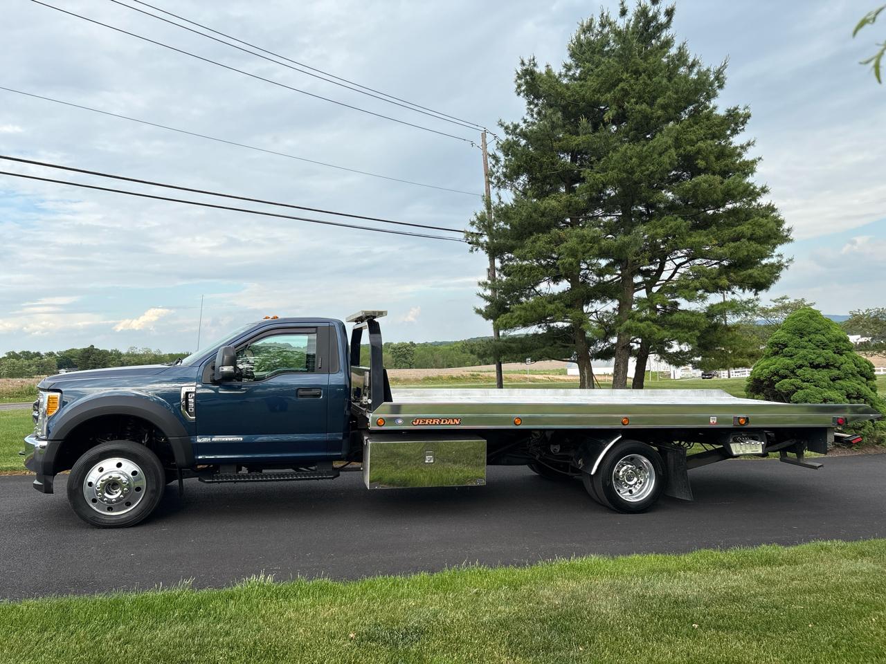 Ford Super Duty F-550 DRW XLT 4WD Crew Cab 203" WB 84" CA 2017