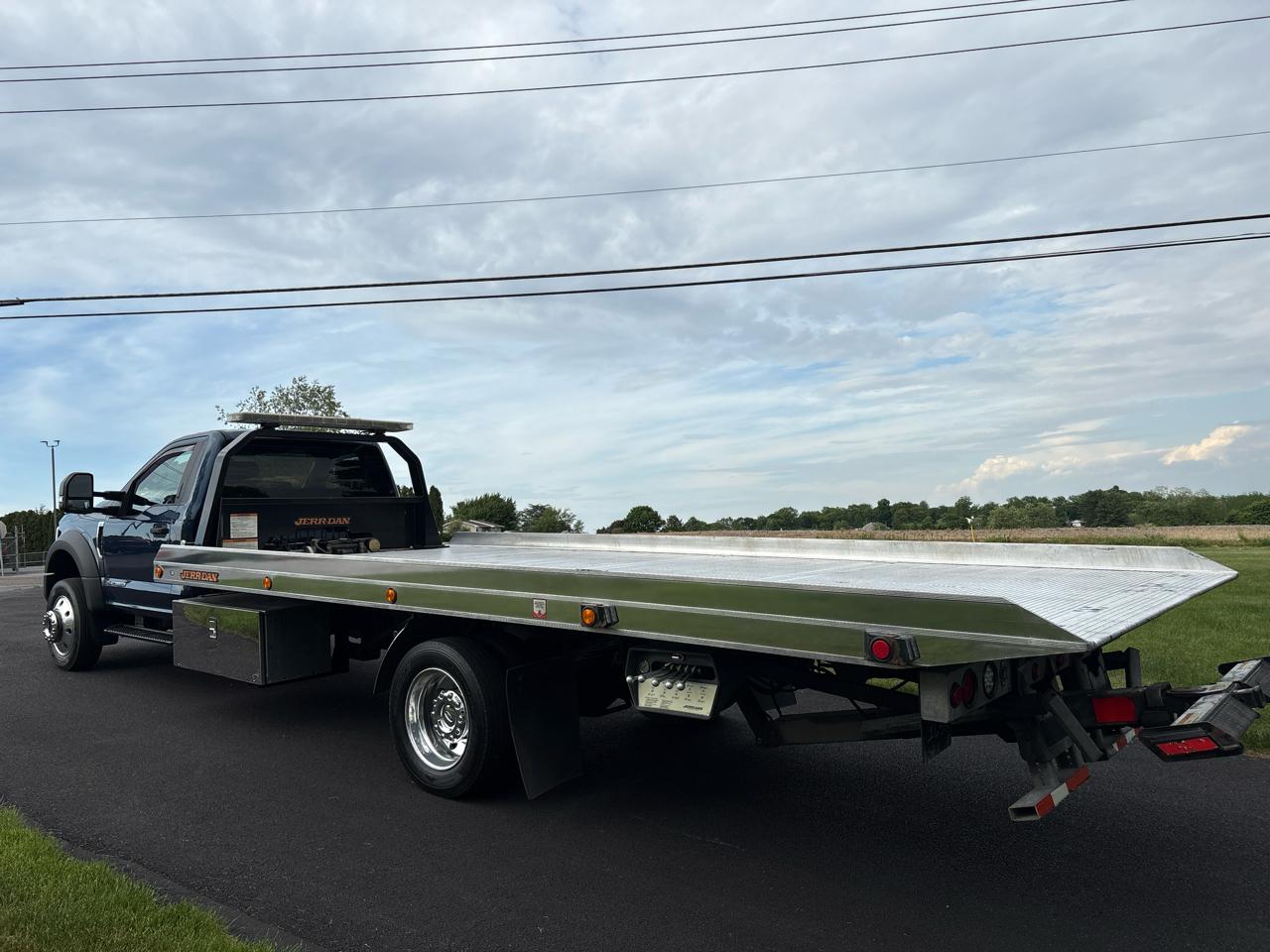 Ford Super Duty F-550 DRW XLT 4WD Crew Cab 203" WB 84" CA 2017