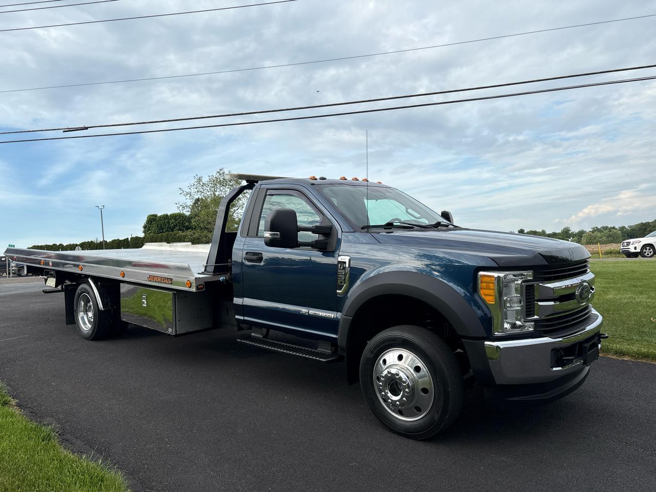 Ford Super Duty F-550 DRW XLT 4WD Crew Cab 203" WB 84" CA 2017