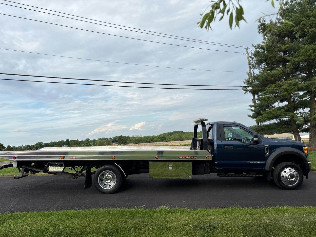Ford Super Duty F-550 DRW XLT 4WD Crew Cab 203" WB 84" CA 2017
