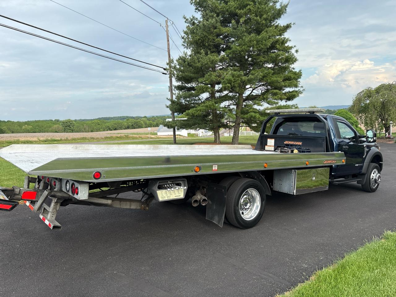 Ford Super Duty F-550 DRW XLT 4WD Crew Cab 203" WB 84" CA 2017