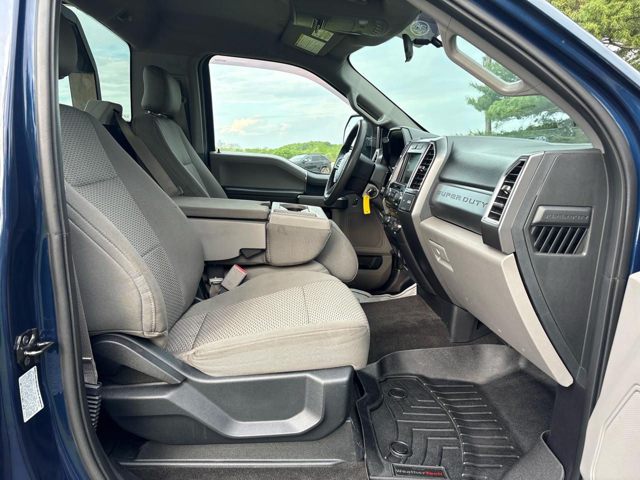 Ford Super Duty F-550 DRW XLT 4WD Crew Cab 203" WB 84" CA 2017