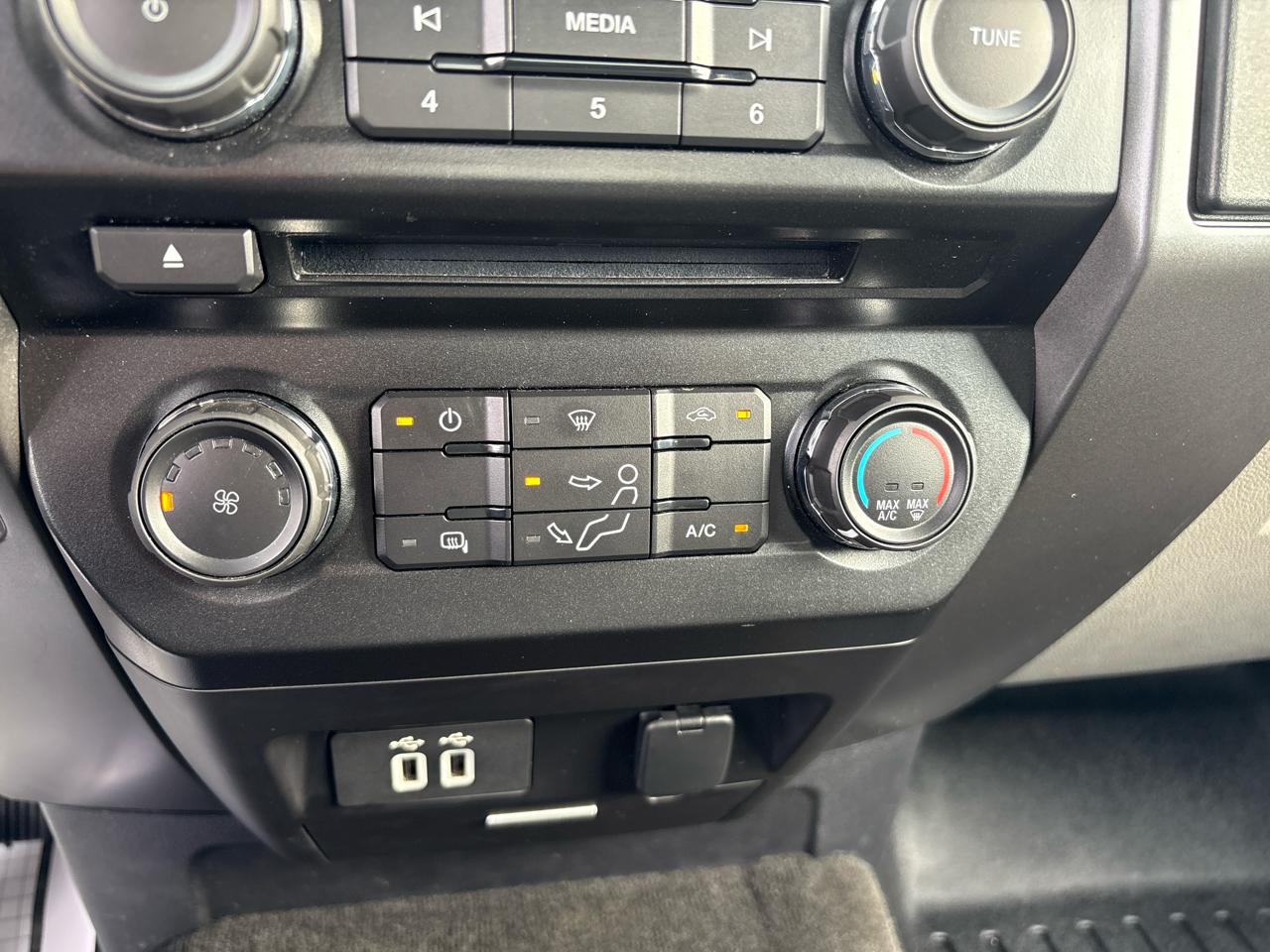 Ford Super Duty F-550 DRW XLT 4WD Crew Cab 203" WB 84" CA 2017