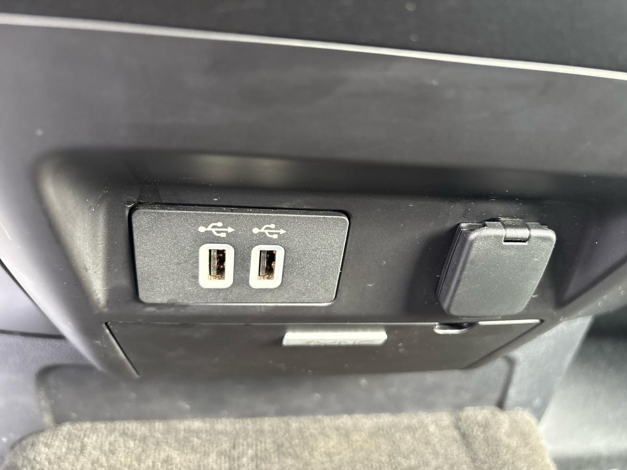 Ford Super Duty F-550 DRW XLT 4WD Crew Cab 203" WB 84" CA 2017