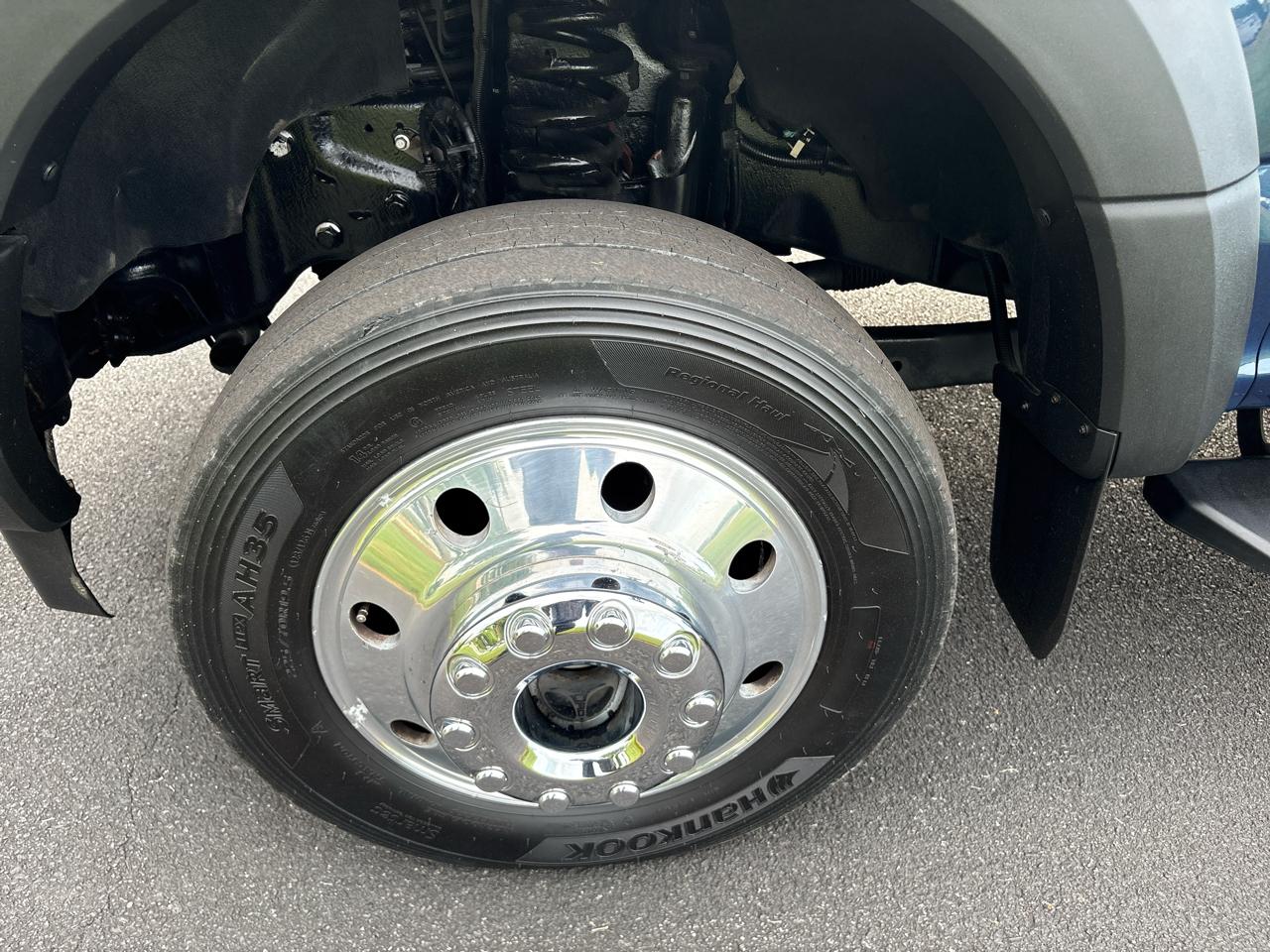Ford Super Duty F-550 DRW XLT 4WD Crew Cab 203" WB 84" CA 2017