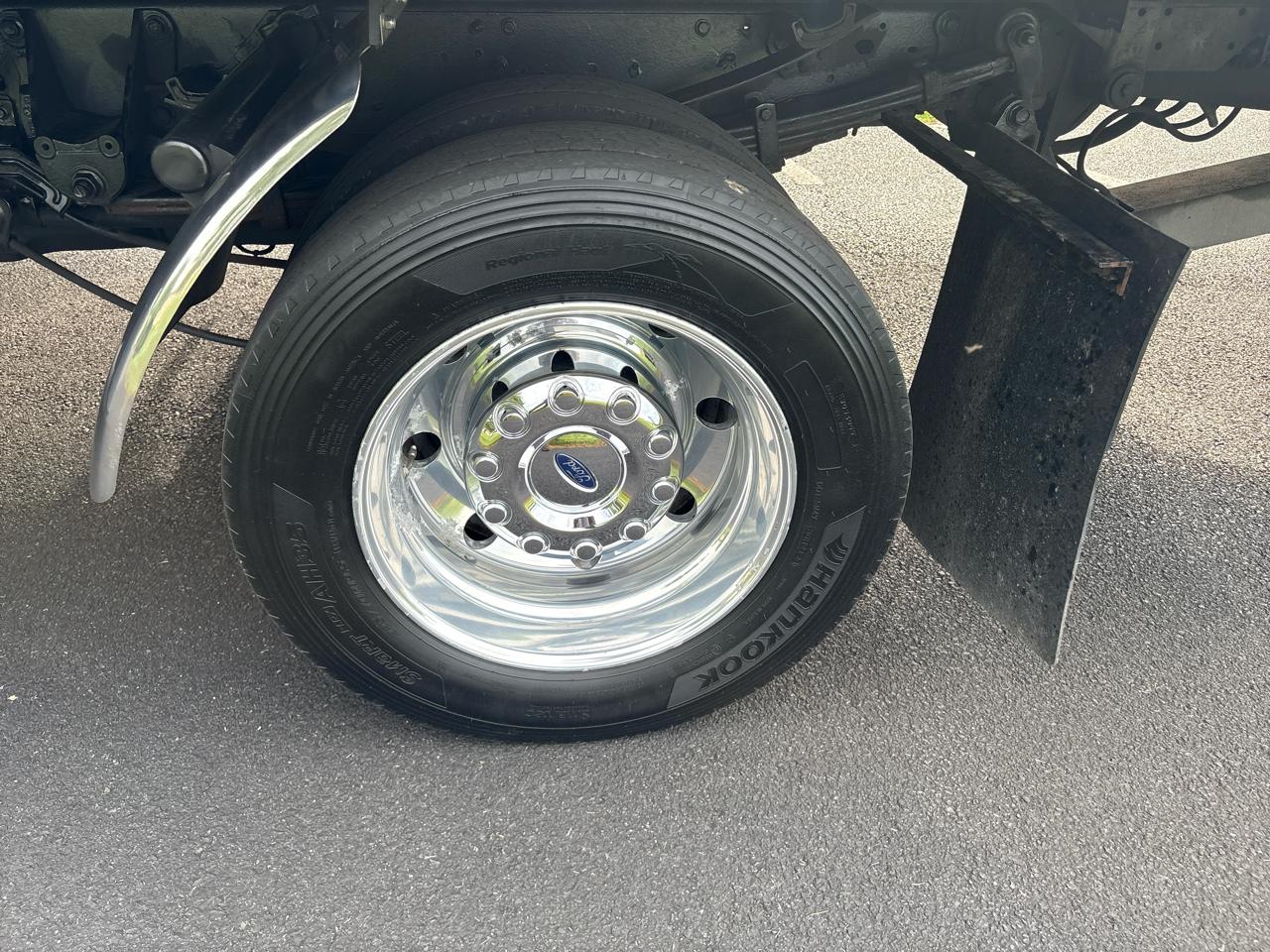 Ford Super Duty F-550 DRW XLT 4WD Crew Cab 203" WB 84" CA 2017