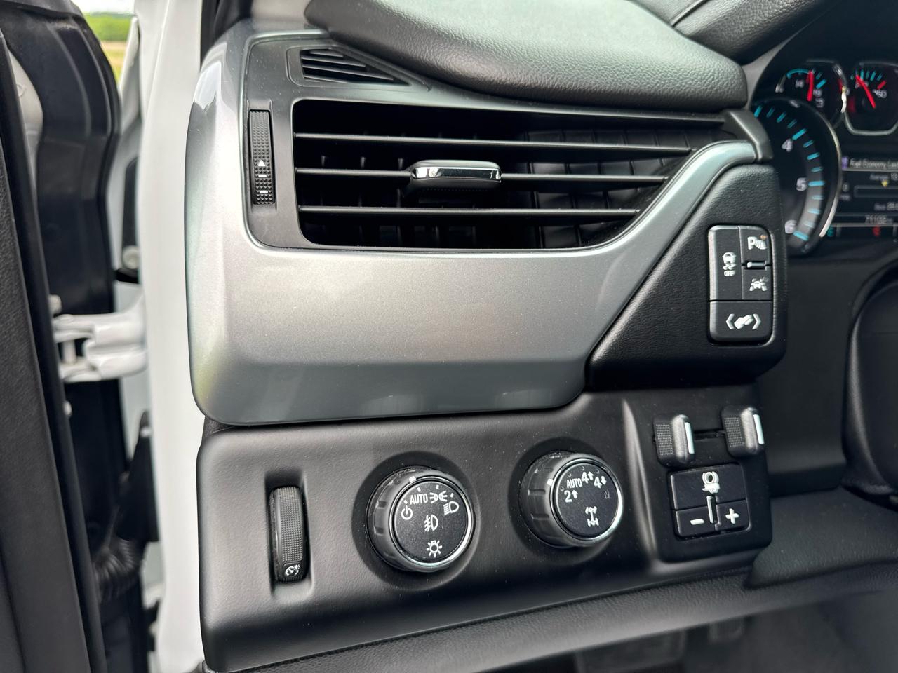 Chevrolet Suburban 4WD 4dr 1500 LT 2019