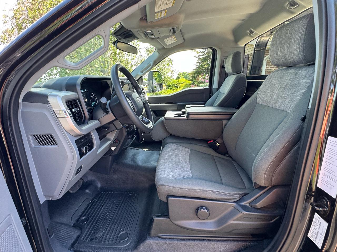 Ford Super Duty F-550 DRW XLT 4WD Reg Cab 145" WB 60" CA 2023