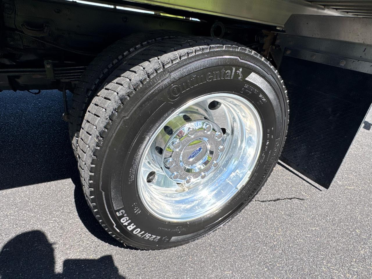 Ford Super Duty F-550 DRW XLT 4WD Reg Cab 145" WB 60" CA 2023