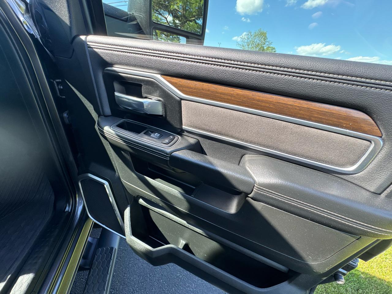 RAM 3500 Laramie 4x4 Crew Cab 8' Box 2023