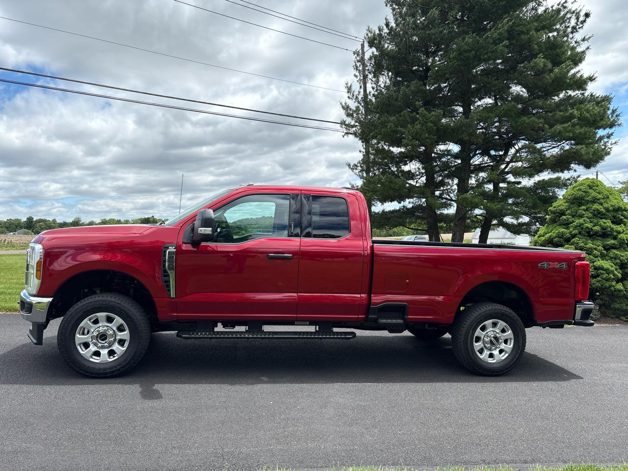 Ford Super Duty F-250 SRW XLT 4WD SuperCab 8' Box 2024