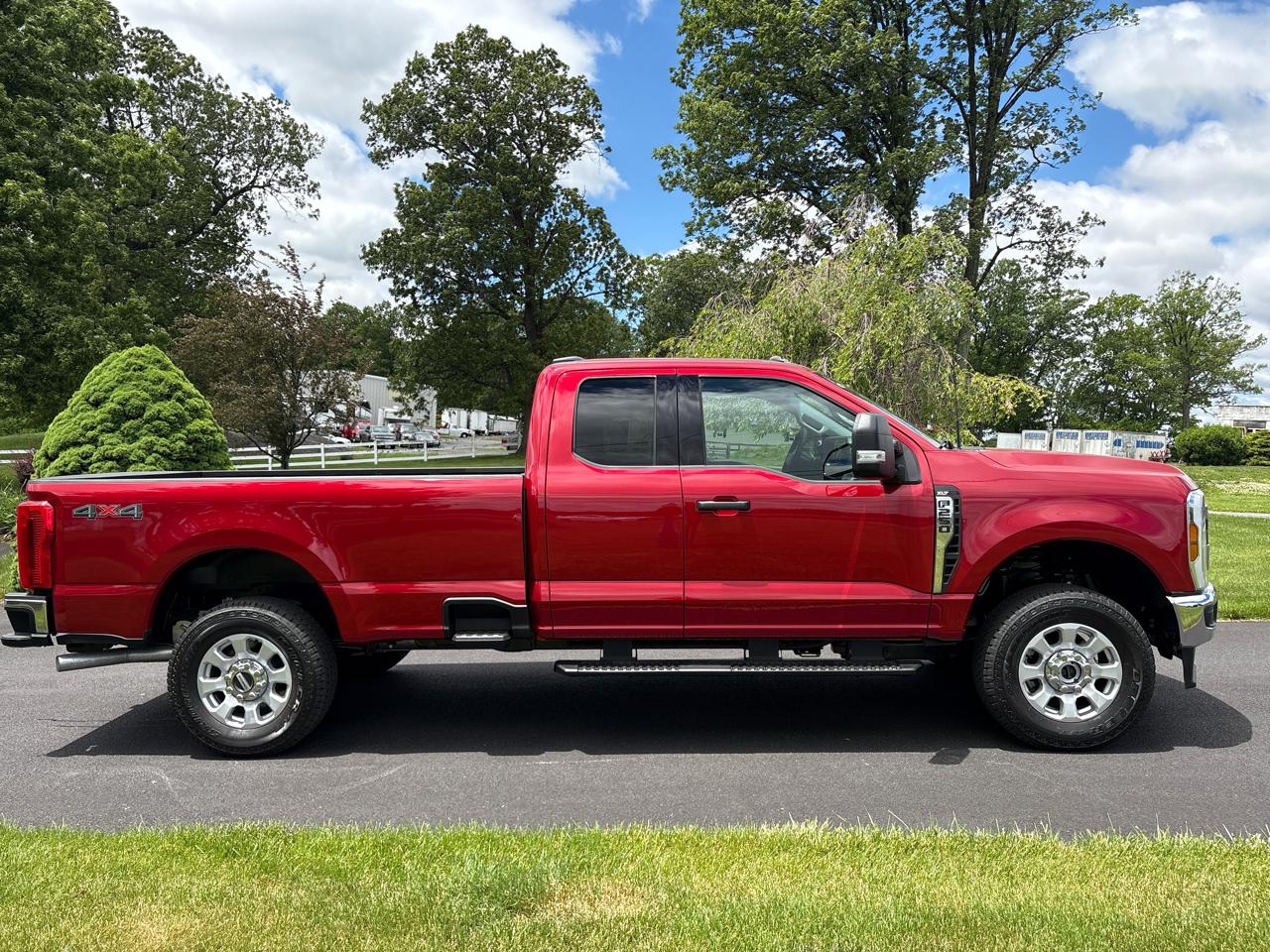 Ford Super Duty F-250 SRW XLT 4WD SuperCab 8' Box 2024