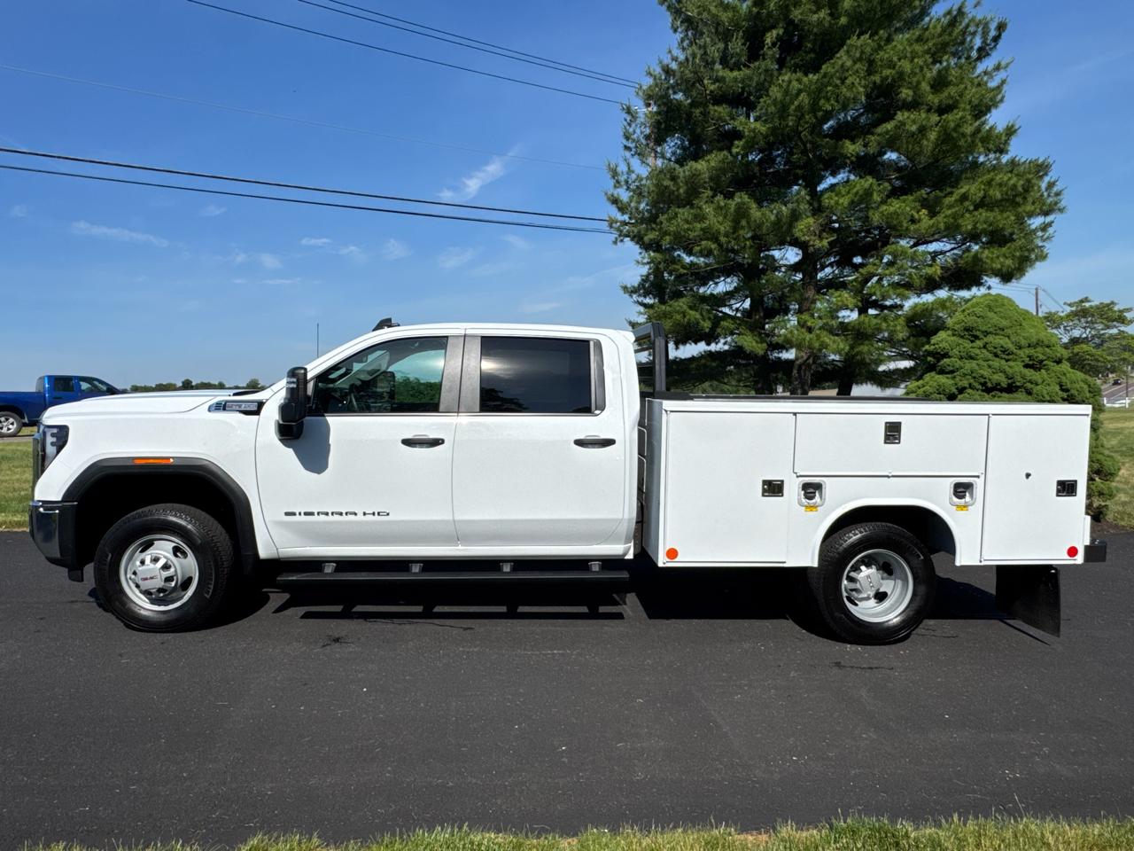 GMC Sierra 3500HD CC 4WD Crew Cab 177" WB, 60" CA Pro 2025