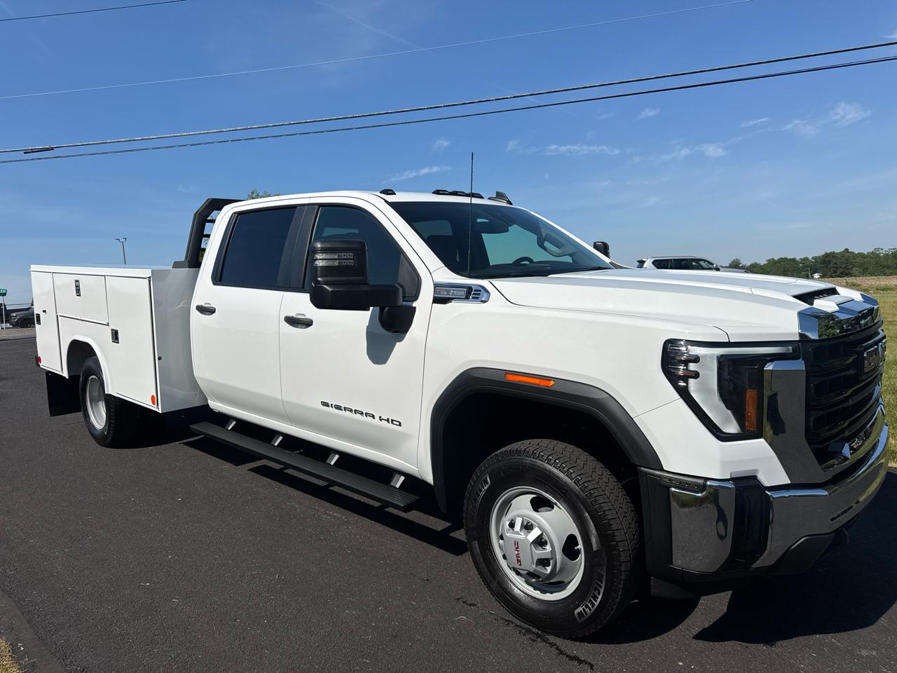 GMC Sierra 3500HD CC 4WD Crew Cab 177" WB, 60" CA Pro 2025