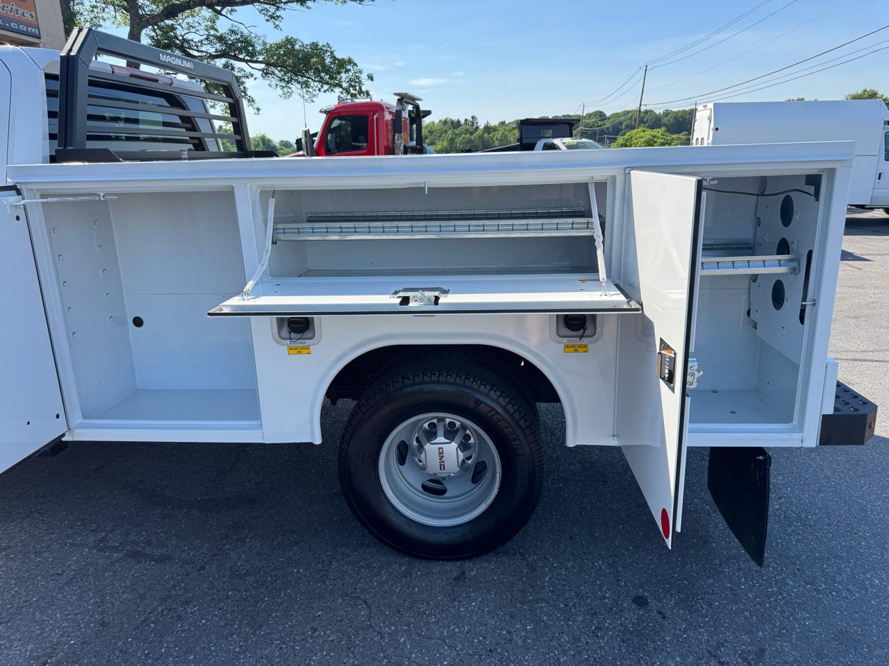 GMC Sierra 3500HD CC 4WD Crew Cab 177" WB, 60" CA Pro 2025