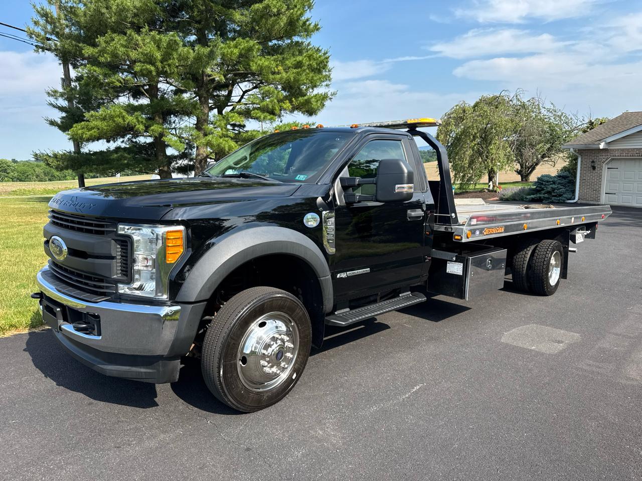 Ford Super Duty F-550 DRW XL 4WD Reg Cab 205" WB 120" CA 2017