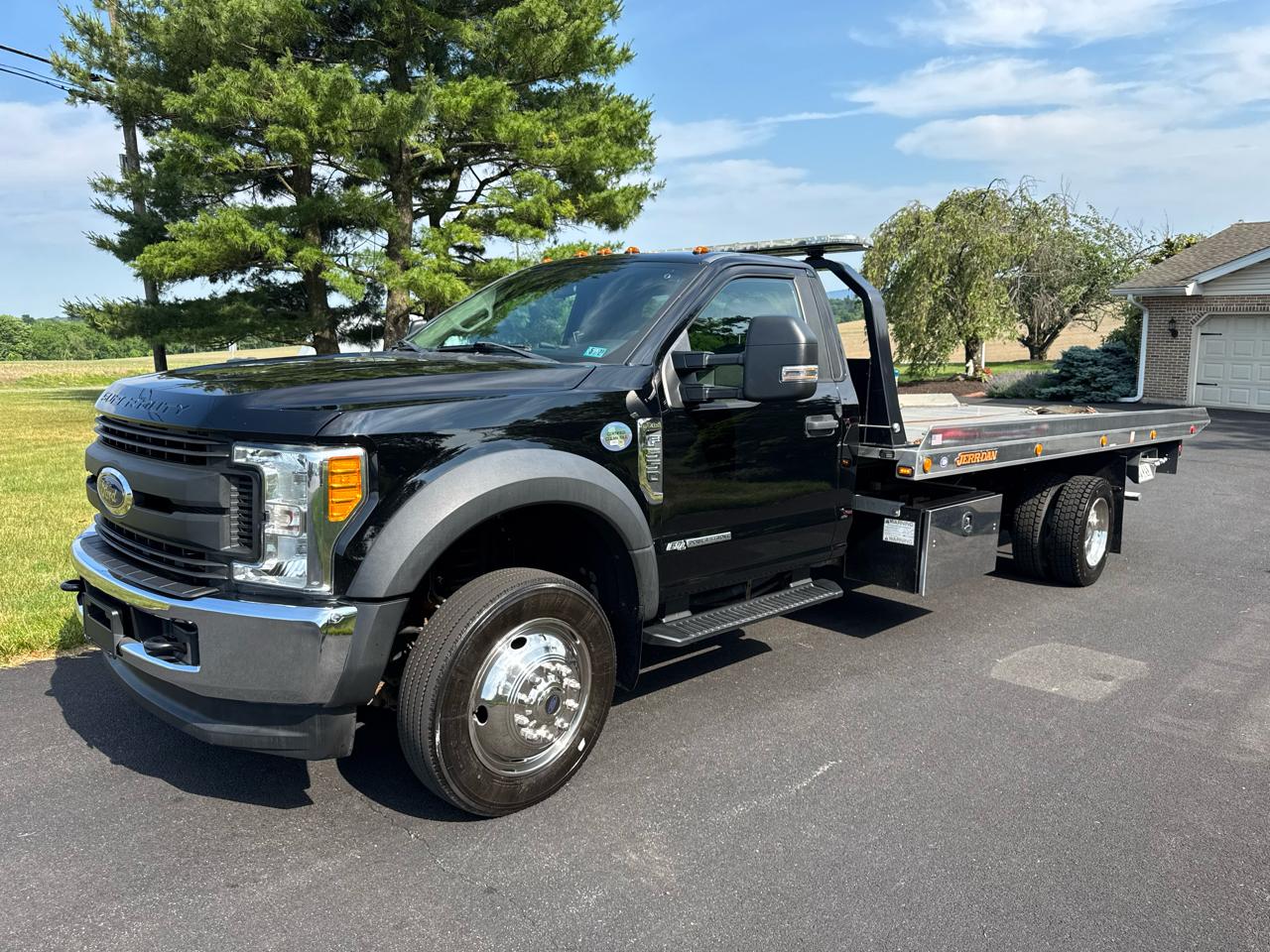 Ford Super Duty F-550 DRW XL 4WD Reg Cab 205" WB 120" CA 2017