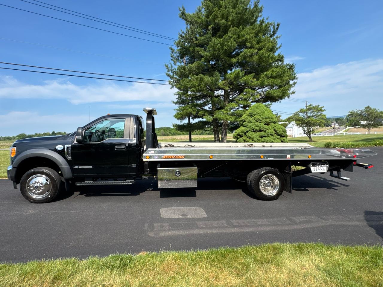 Ford Super Duty F-550 DRW XL 4WD Reg Cab 205" WB 120" CA 2017